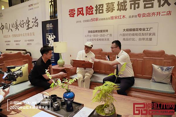 國務(wù)院特殊津貼專家、清華大學(xué)家具設(shè)計(jì)高研班講座教授、意大利米蘭多莫斯設(shè)計(jì)學(xué)院訪問學(xué)者、當(dāng)代中式美學(xué)生活方式研究學(xué)者彭亮（中）從美學(xué)角度為觀眾介紹雅宋產(chǎn)品