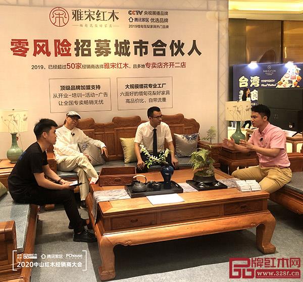 全聯(lián)藝術(shù)紅木家具專業(yè)委員會(huì)執(zhí)行會(huì)長(zhǎng)、紅木資深媒體人、騰訊家居紅木、品牌紅木總編林偉華（右）在直播中講述雅宋紅木的品牌優(yōu)勢(shì)