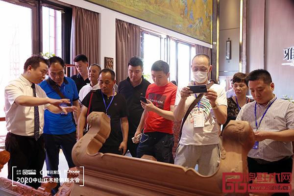 經(jīng)銷商們走進(jìn)雅宋紅木展廳，零距離感受雅宋紅木“六面好”的精品工藝