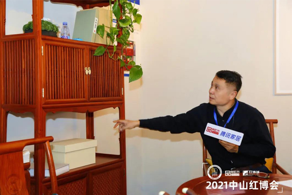 明式家具研究學(xué)者張輝蒞臨雅宋紅木展廳，點(diǎn)評(píng)雅宋紅木《宋式書(shū)柜》