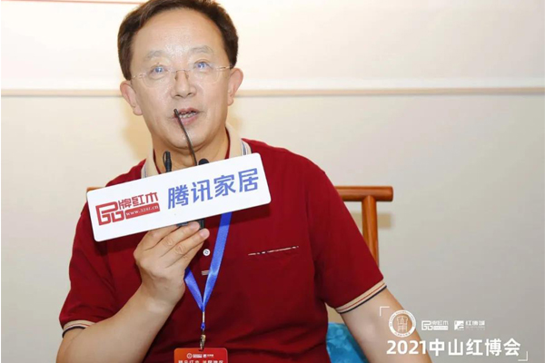 全聯(lián)藝術(shù)紅木家具專(zhuān)業(yè)委員會(huì)專(zhuān)家顧問(wèn)、華南農(nóng)業(yè)大學(xué)博士生導(dǎo)師李凱夫表達(dá)了對(duì)雅宋紅木六面好產(chǎn)品的高度認(rèn)可
