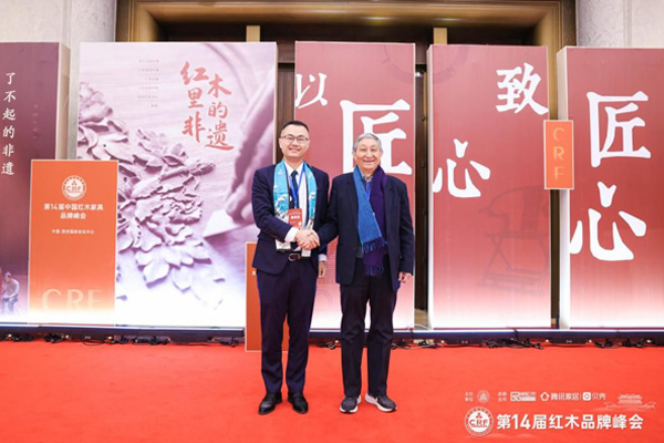 全聯(lián)藝術(shù)紅木家具專業(yè)委員會專家顧問、故宮博物院文?？萍疾吭魅尾莒o樓，雅宋紅木總經(jīng)理竇琦柳合影